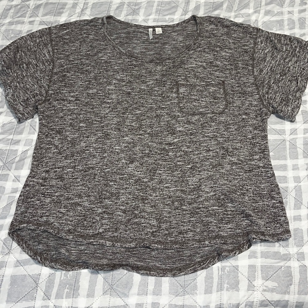 Gray short sleeve shirt